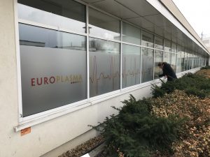 Samolepícíreklama.cz - pískované polepy pro EUROPLASMA Chodov