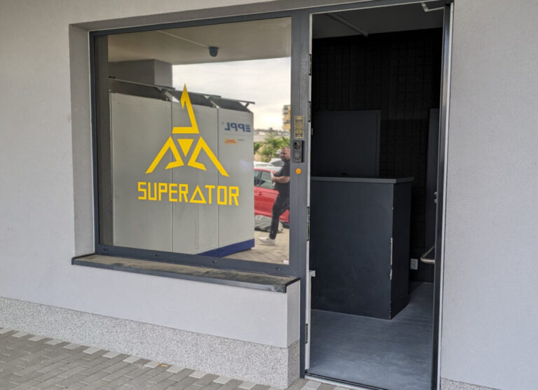 Foto č. 1 - Superator – Zbraně a střelivo – Polep výlohy