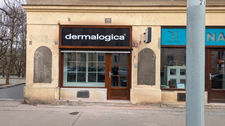 Foto č. 4 - Kosmetický salón Krém a mlíko – Polep nad vchod a řezané logo na zeď
