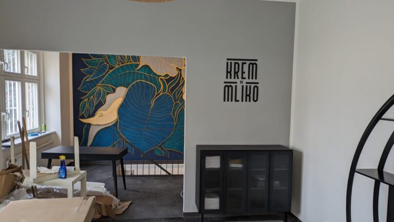 Foto č. 3 - Kosmetický salón Krém a mlíko – Polep nad vchod a řezané logo na zeď