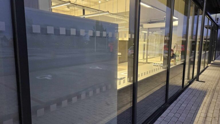 Ukázka realizace: Polep výlohy – Bezpečnostní proužky OC Plzeň
