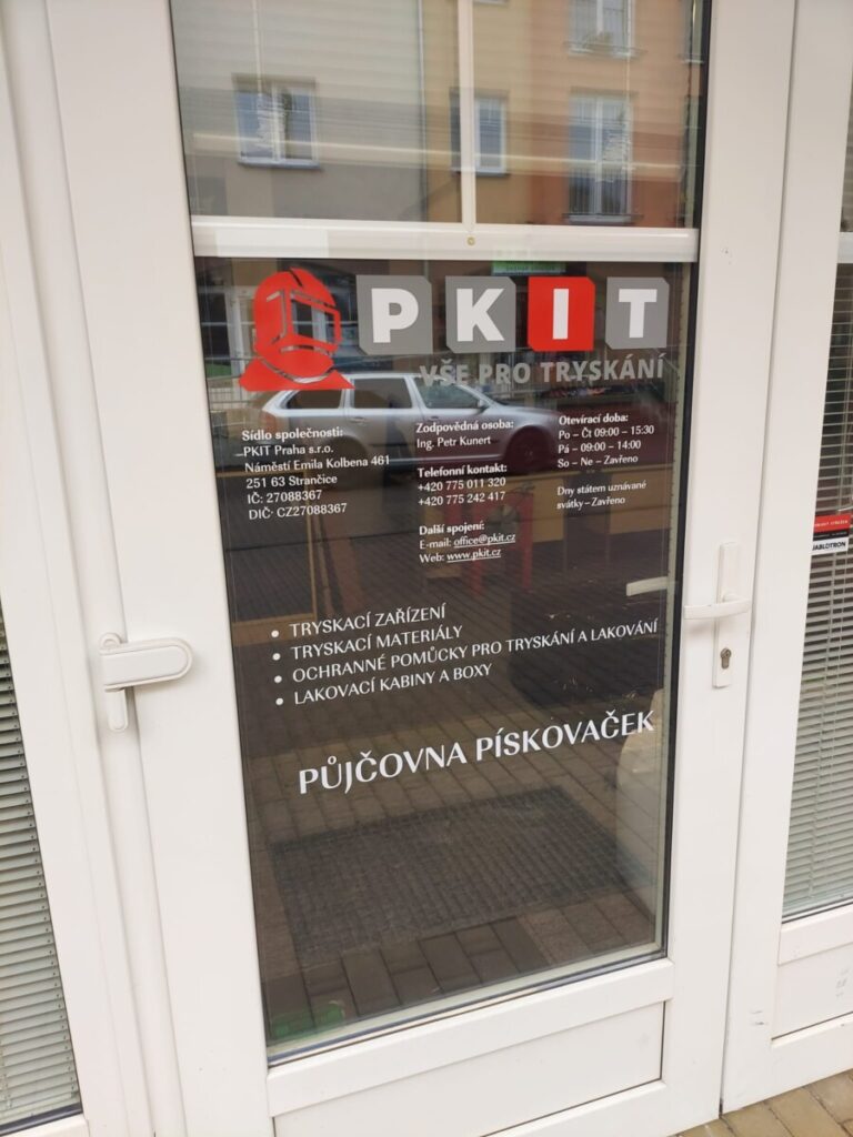 Foto č. 1 - Polep otevírací doby – PKIT Praha s.r.o.