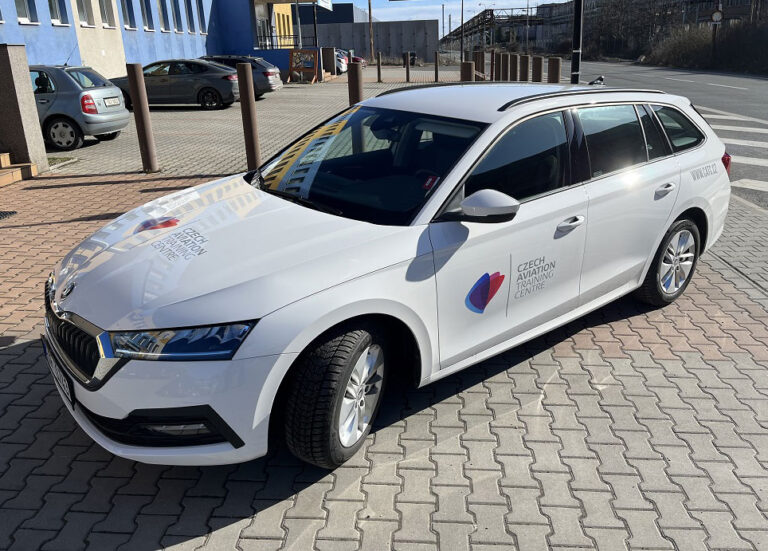 Ukázka realizace: Výcvikové středisko pilotů – polep Škoda Octavia
