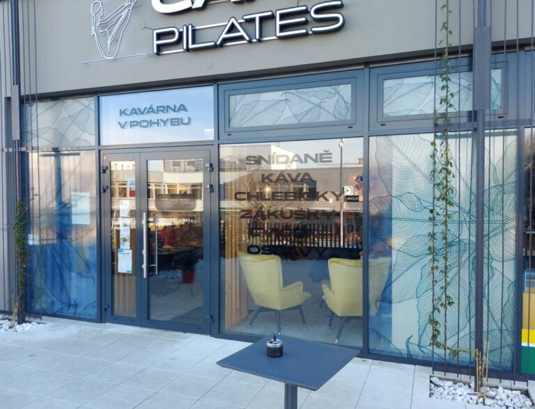 Ukázka realizace: Café Pilates – Polep výlohy kavárny