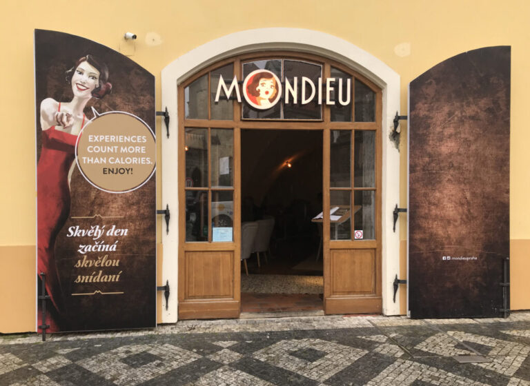 Ukázka realizace: Mondieu Bakery – Polep dveřního štítu