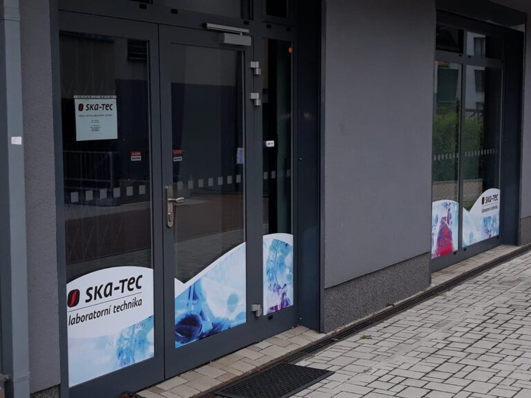 Ukázka realizace: Ska-Tec –  Polepy výloh