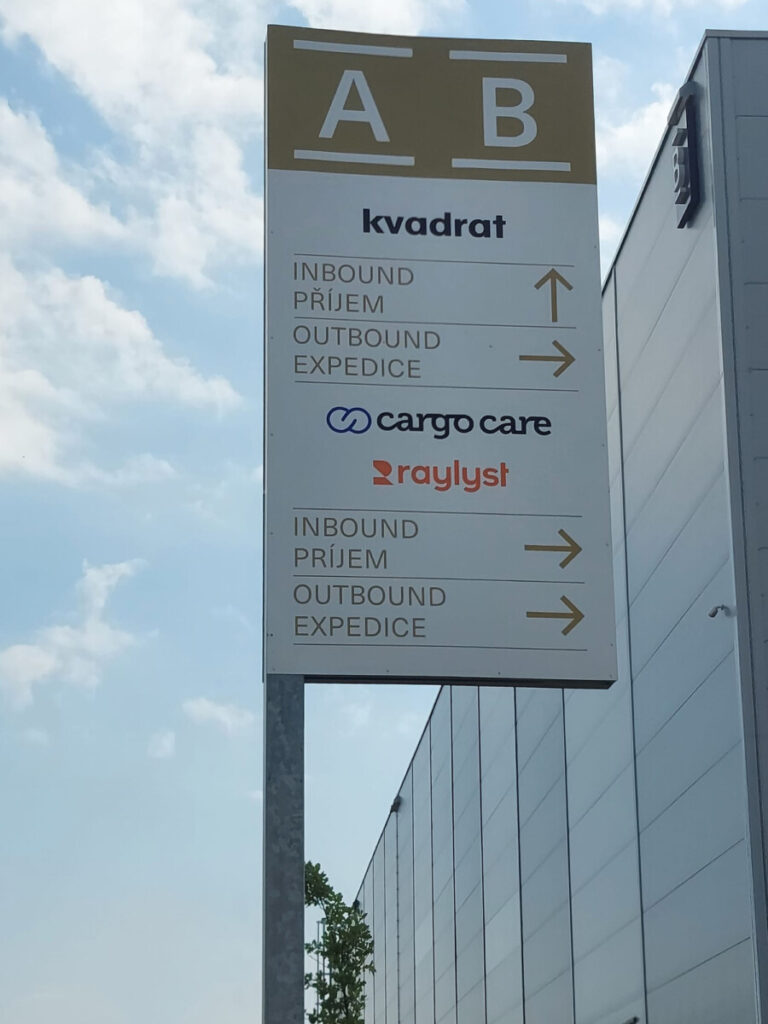Ukázka realizace: VGP Kladno – Polep totemů