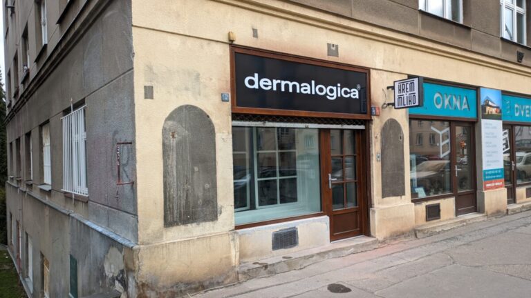 Foto č. 2 - Kosmetický salón Krém a mlíko – Polep nad vchod a řezané logo na zeď