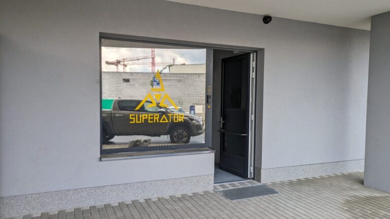 Foto č. 3 - Superator – Zbraně a střelivo – Polep výlohy