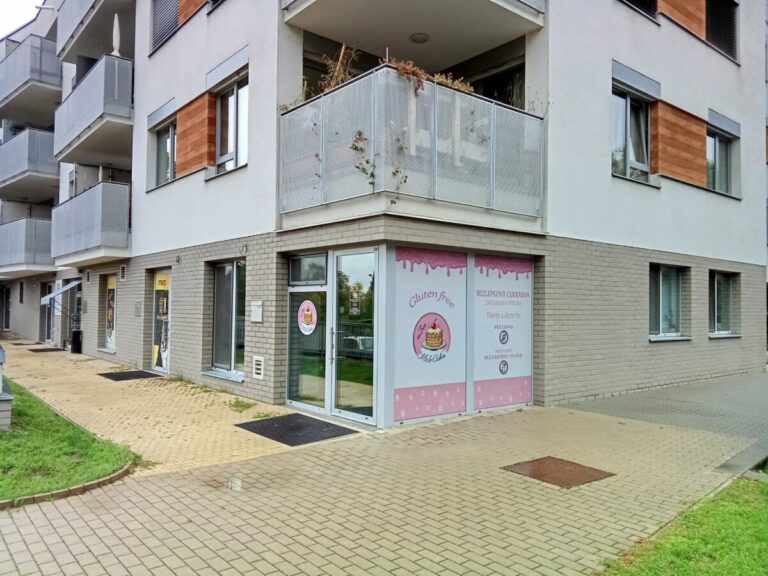 Foto č. 2 - Polep výlohy bezlepkové cukrárny MLV Cakes