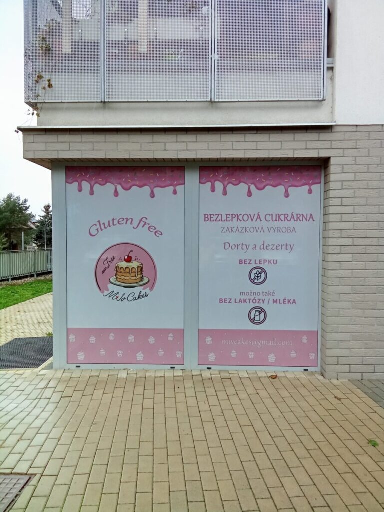 Foto č. 1 - Polep výlohy bezlepkové cukrárny MLV Cakes