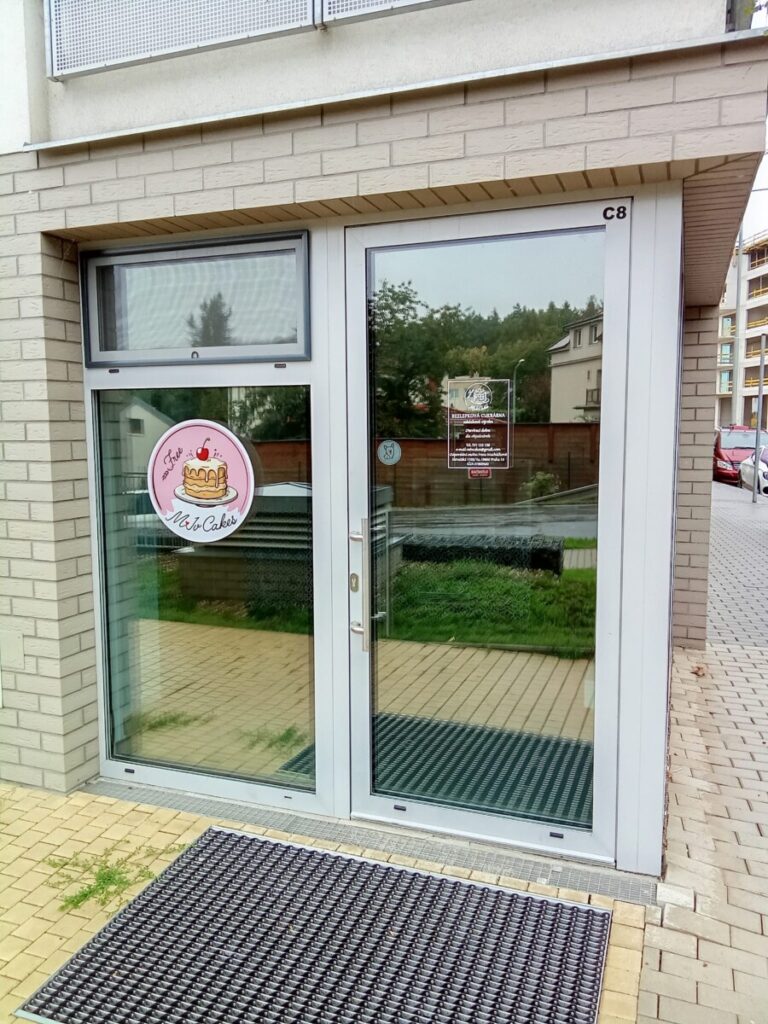 Foto č. 3 - Polep výlohy bezlepkové cukrárny MLV Cakes