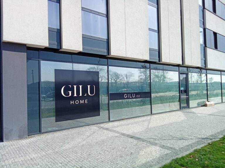 Foto č. 1 - Polep výlohy prodejce nábytku Gilu home