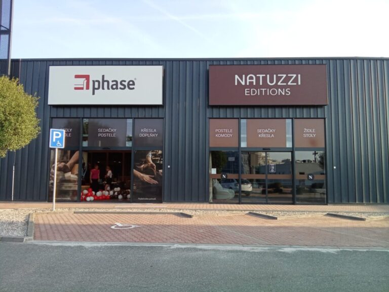Ukázka realizace: Polep prodejen Phase a Natuzzi – Černý Most