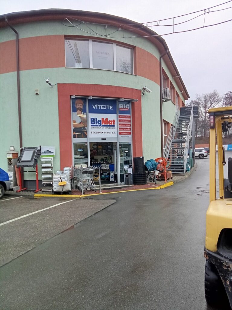 Foto č. 2 - Polep výlohy pro stavebniny BigMat