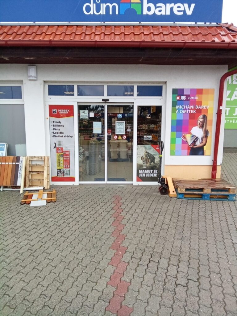 Foto č. 3 - Polep výlohy reklamou na lepidla Mamut