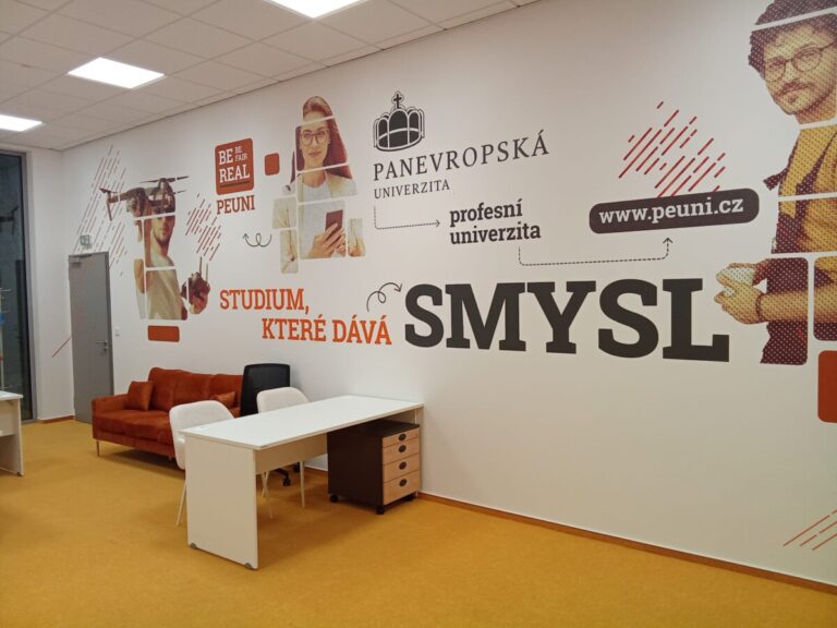Foto č. 2 - Polep interiérových zdí na Panevropské univerzitě v Praze